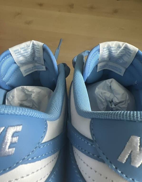 Nike Scarpe da uomo: Nike Dunk Low UNC Grösse 43 Neu mit Box – Nuovo e nell'imballaggio originale da Dagmersellen venduto da 4.sale 2