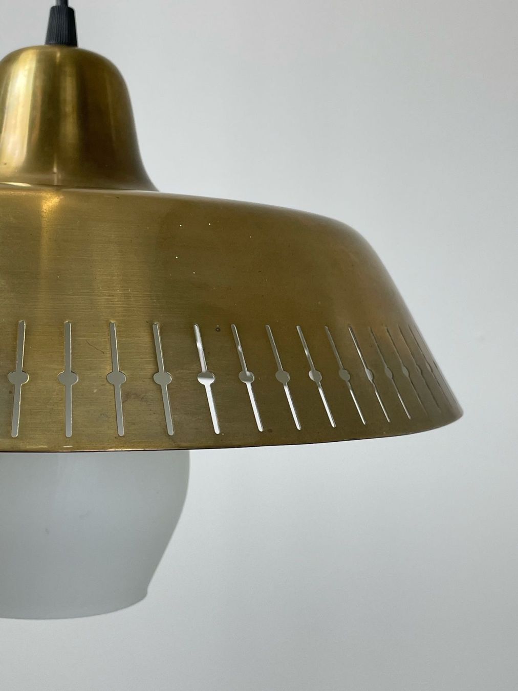 Lampade: Dänische MCM Lampe Bent Karlby Messing & Opal – Usato da Basel venduto da MidMod20C 1