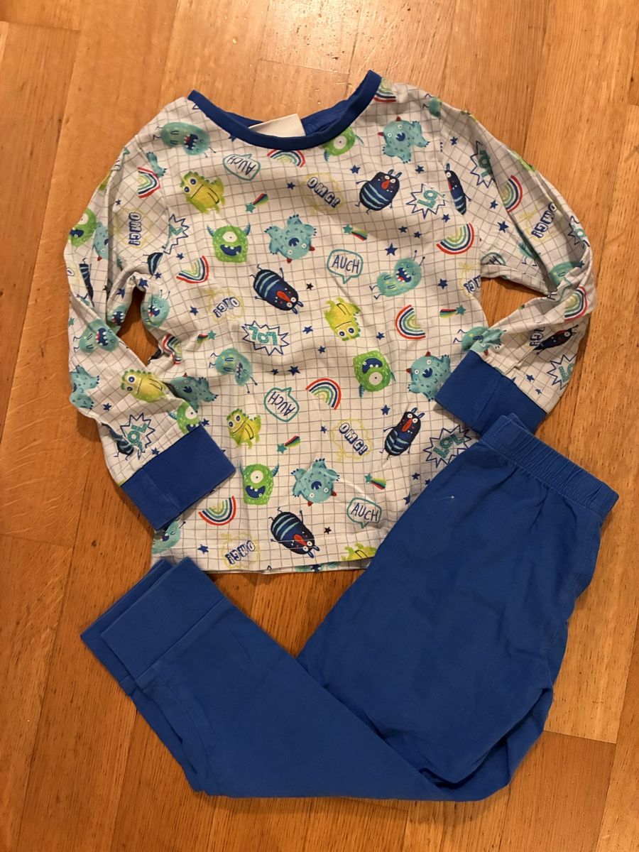 Pyjamas: Schönes Pyjama Gr. 104 – D'occasion à richterswil par lunamarie001