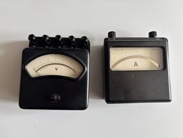 Zwei alte Messgeräte, Voltmeter, Amperemeter. (AEG)