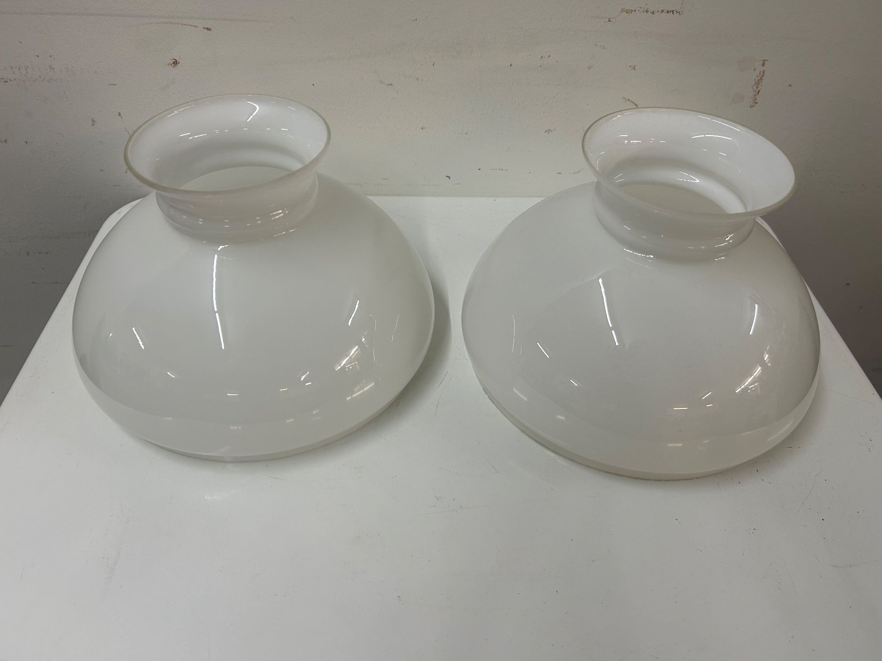 Paralumi: antike Glaslampenschirme / Petrollampe Glas weiss – Usato da Zürich venduto da Levelart 1