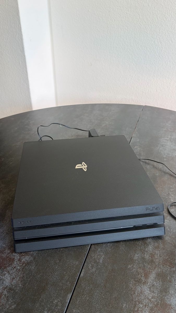 Sony Konsolen: PlayStation 4 Pro PS4 Pro 1TB + 2 Controller + 5 fifa spiele – Gebraucht aus Zürich von mat_bcg2