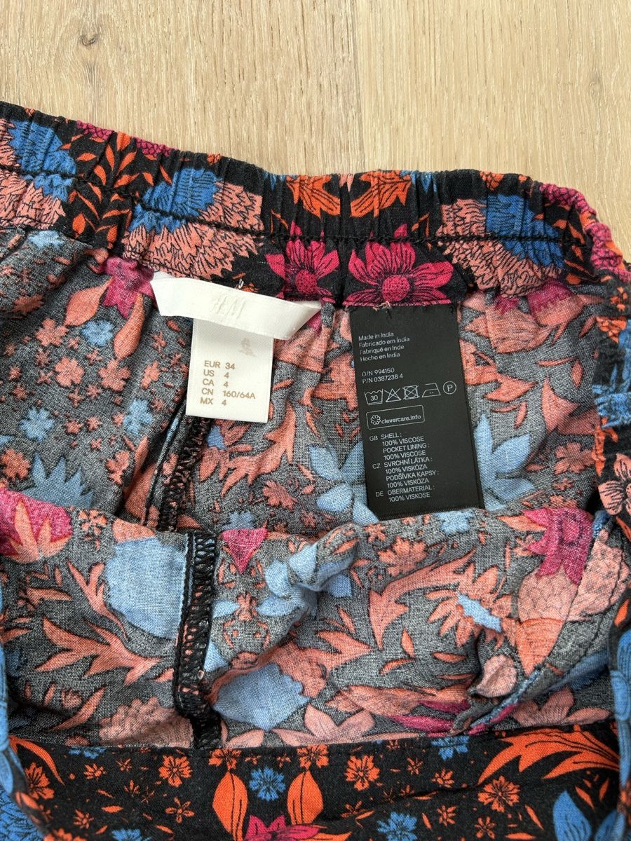 H&M Pantaloni: H&M Shorts Grösse 34 – Usato da Niederhelfenschwil venduto da aur_ms6f 1