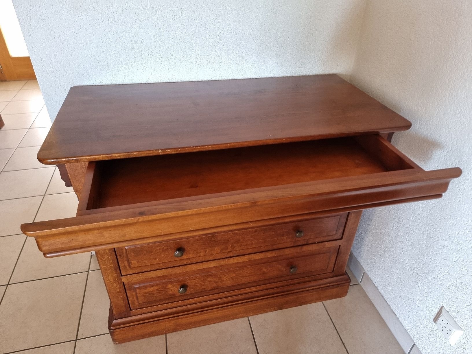 Cassettiere: Commode en merisier massif de style Louis-Philippe  – Usato da Bevaix venduto da Lemana 2