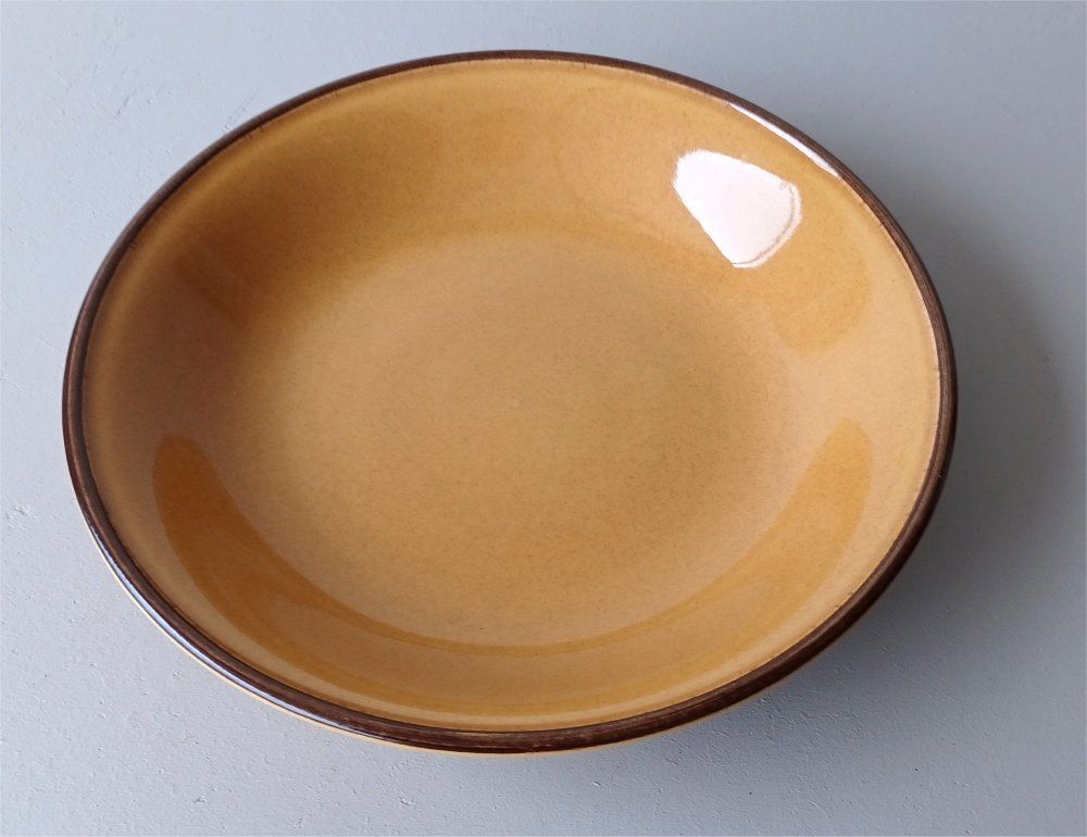 Rössler Servierplatten: RÖSSLER große runde Senffarbe Platte 26cm -F18 – Gebraucht aus Morges von vimajes12