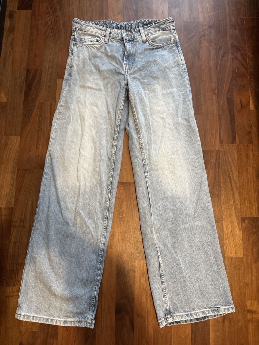 Weekday Jeans: Weekday Jeans – Nuovo (secondo la descrizione) da Bern venduto da tara_tiara