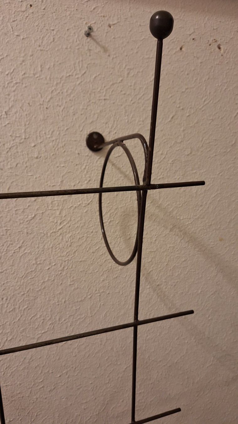 String Garderobe: Mid century -String-Wand-Garderobe  ,Metall minimalistisch – Gebraucht aus Arlesheim von shopradl 6