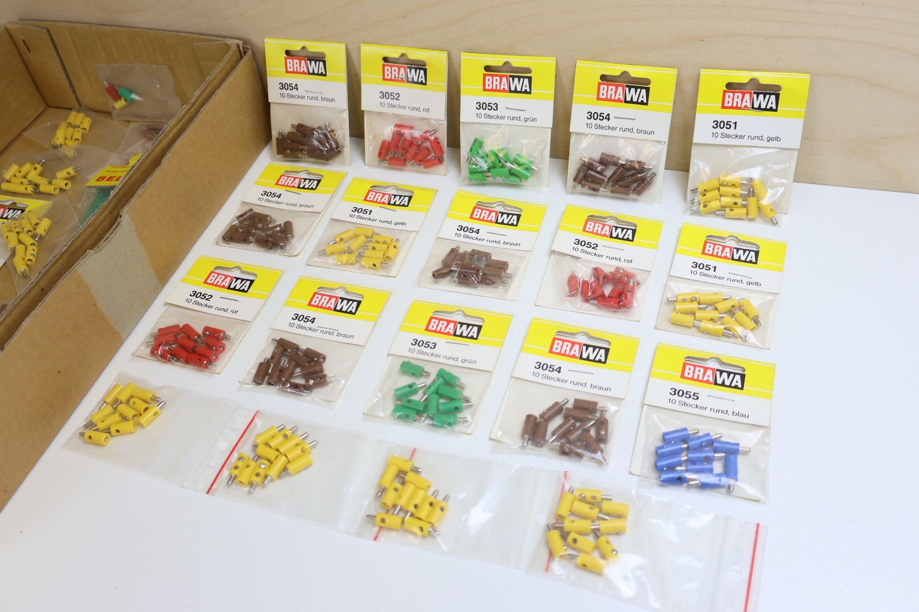 Brawa Modelleisenbahnen: BRAWA Modellbahn Stecker & Muffen - ca. 250 Stück - Neu – Neu (gemäss Beschreibung) aus Winterthur von Monstera 4