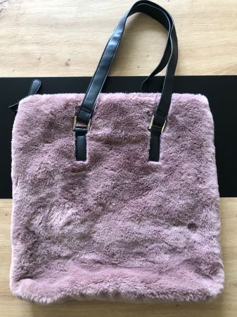 Kuschelige Plüsch Handtasche in Altrosa.