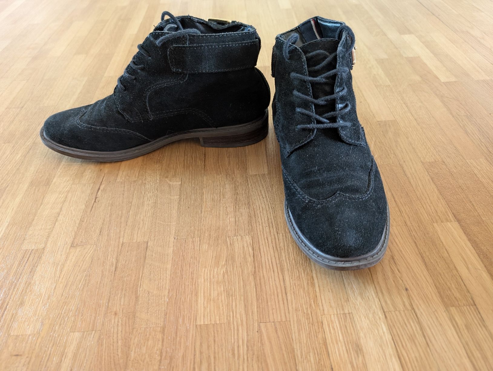 Tommy Hilfiger Scarpe da donna: Tommy Hilfiger Black Suede Ankle Boots - Size 37 – Usato da Zürich venduto da morgannpz 2
