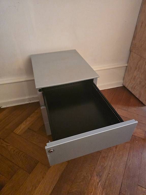 Banconi: Metallkorpus Silber/Grau auf Rollen – Usato da Basel venduto da Koebikuhn. 1