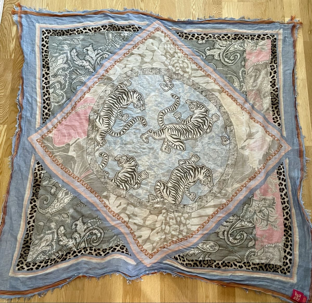 Foulards & écharpes: Wunderschönes Tuch vonVelvet Saint Fields – Neuf (Voir description) à Zürich par Caracol1998 5