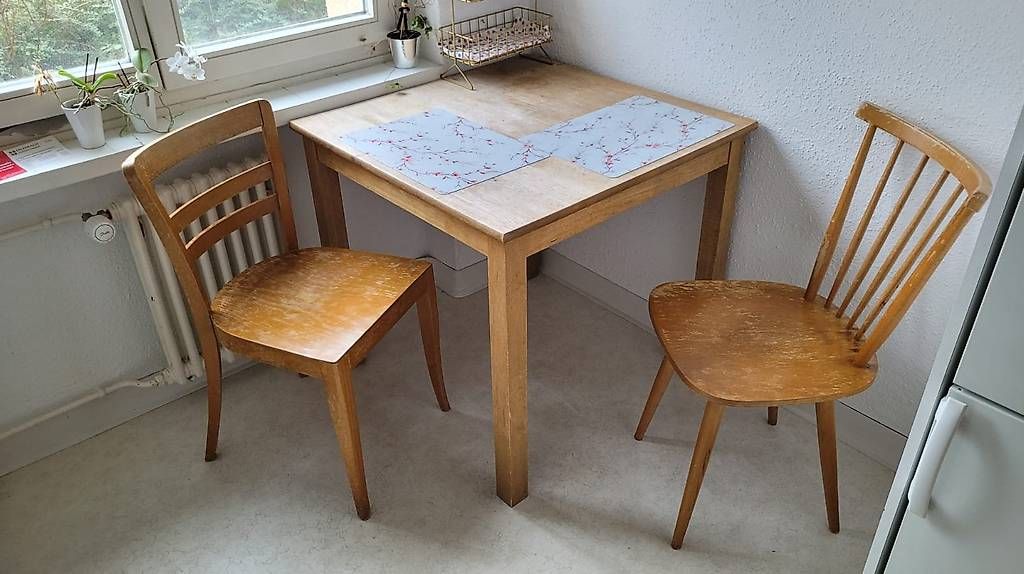Tables: Holztisch mit 2 Retro-Stühlen – D'occasion à Zürich par Mag_ErlenbachZH