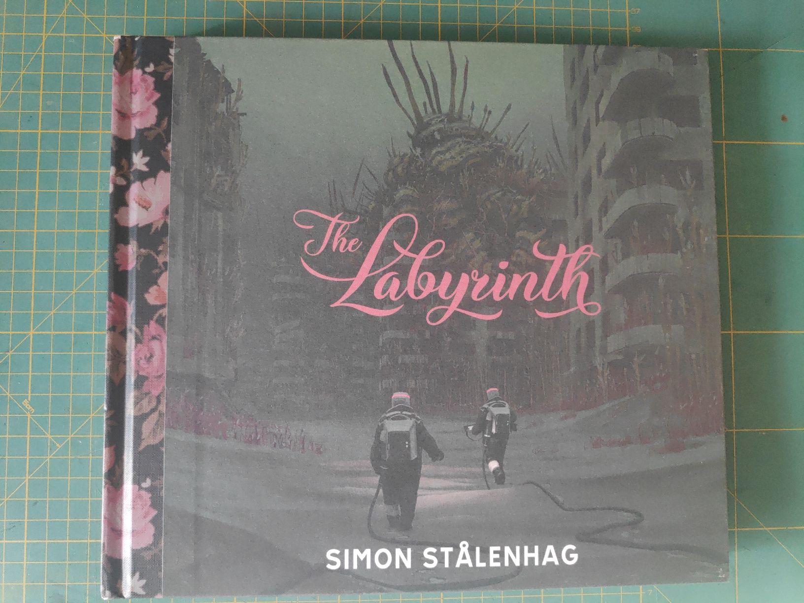 Fumetti: Simon Stålenhag - The Labyrinth – Usato da Bern venduto da UtIOLMIc