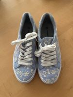 Hellblauer Sneaker mit Blumenstickerei