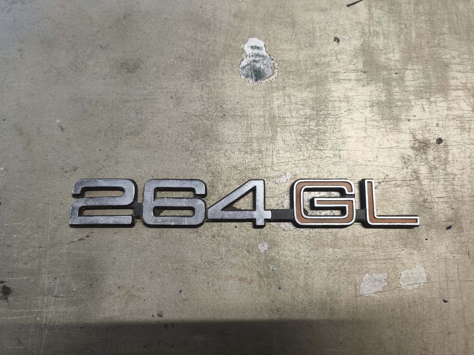 Volvo Tutti pezzi di ricambio auto: Volvo 264 GL Emblem – Usato da Ernetschwil venduto da Volvo0815