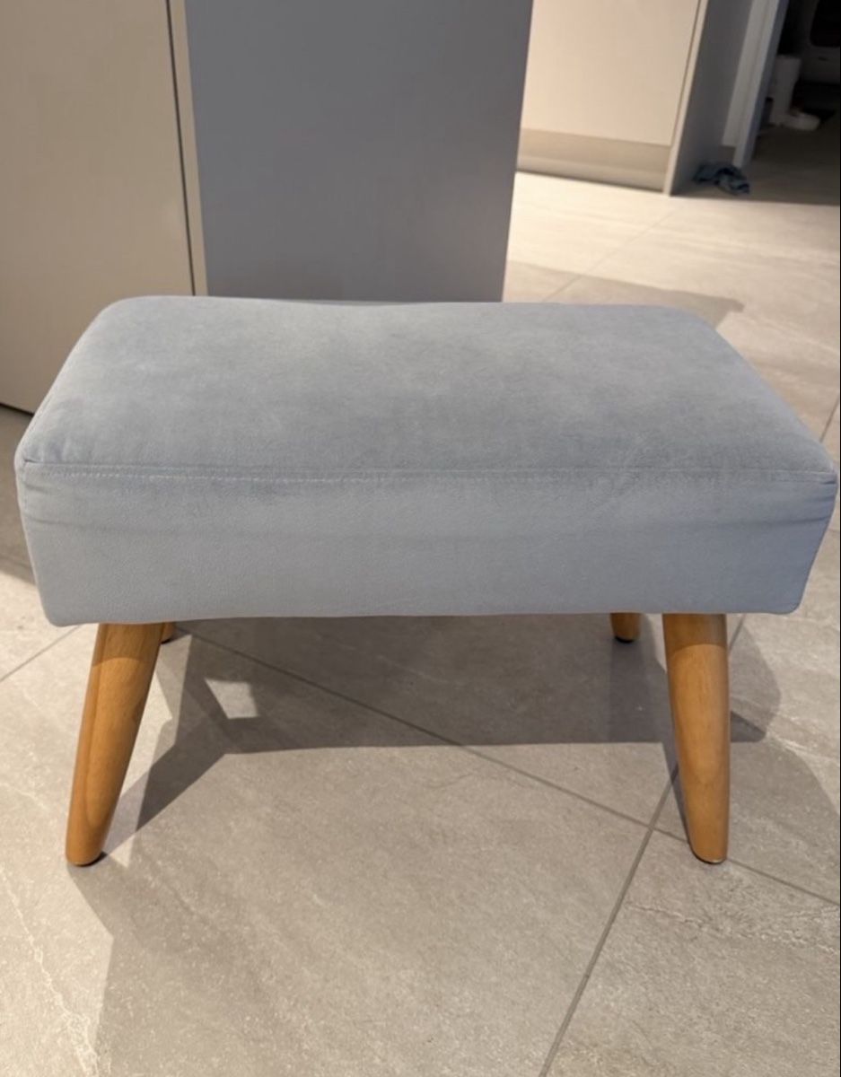 Hocker: Fusshocker hellgrau/blau mit Holzbeinen – Gebraucht aus Siglistorf von demeyste