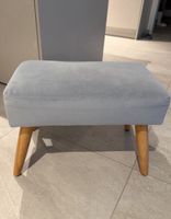 Fusshocker hellgrau/blau mit Holzbeinen