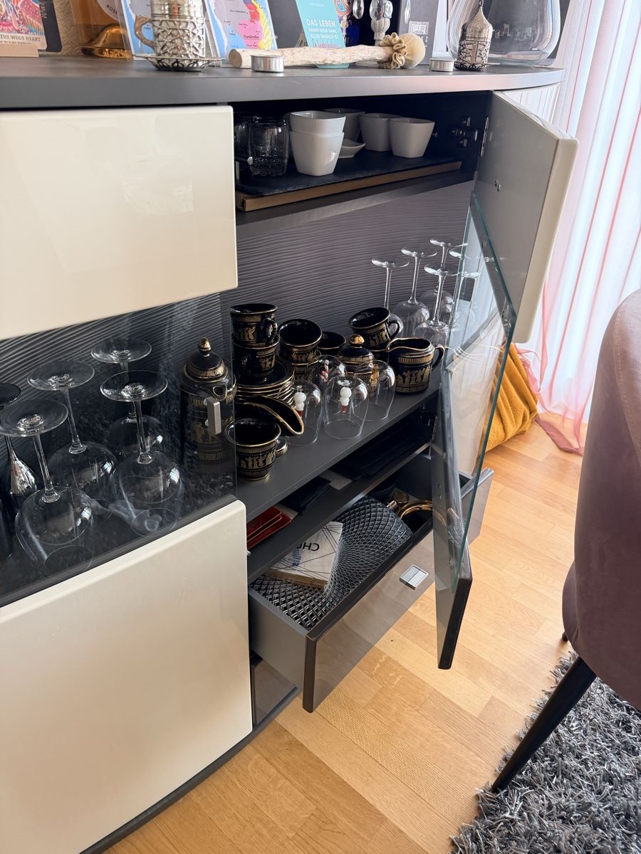 Commodes: Modernes Sideboard / Vitrine weiss-grau mit Glasfront – D'occasion à Winterthur par Colorada13 1