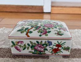 Porzellandose Blumenmuster verziert