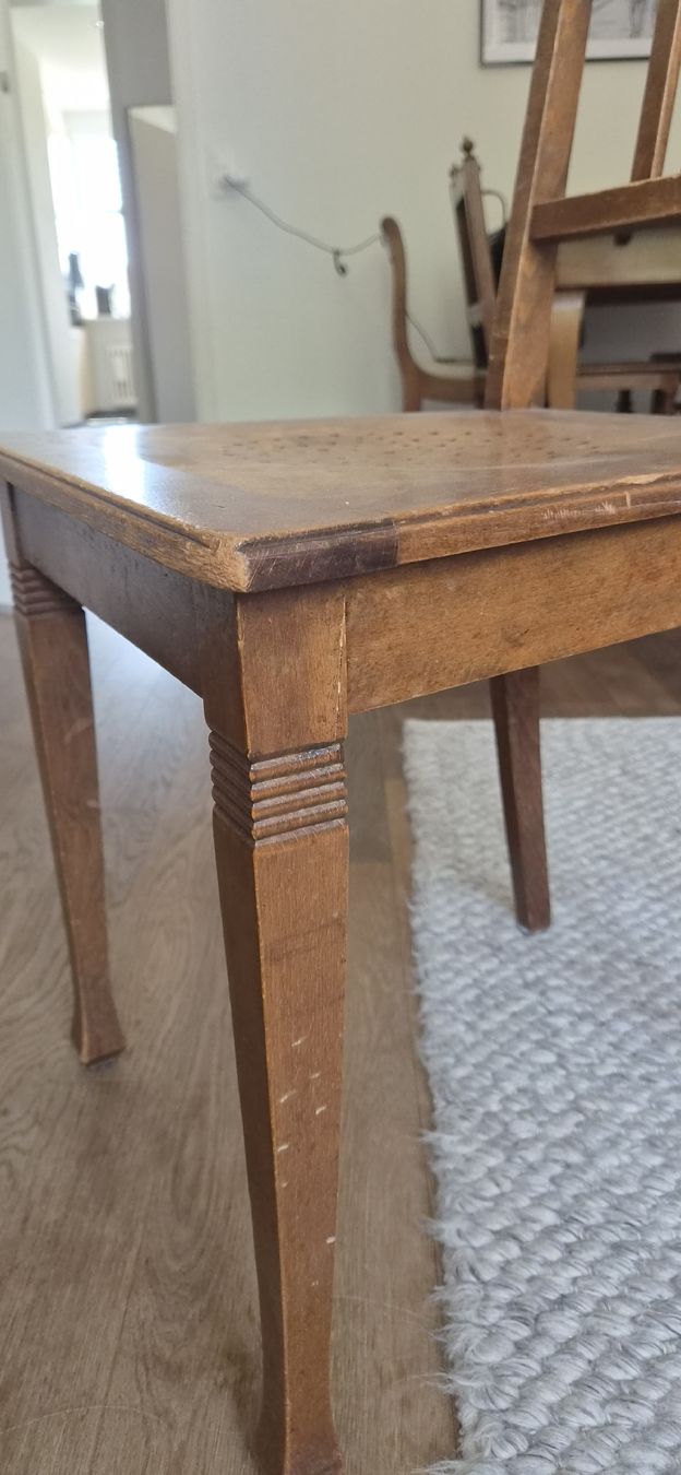 Chaises: Alter Stuhl, Holz, Sitzfläche mit Lochmuster, Einzelstück – D'occasion à Zürich par mar_typ2 2
