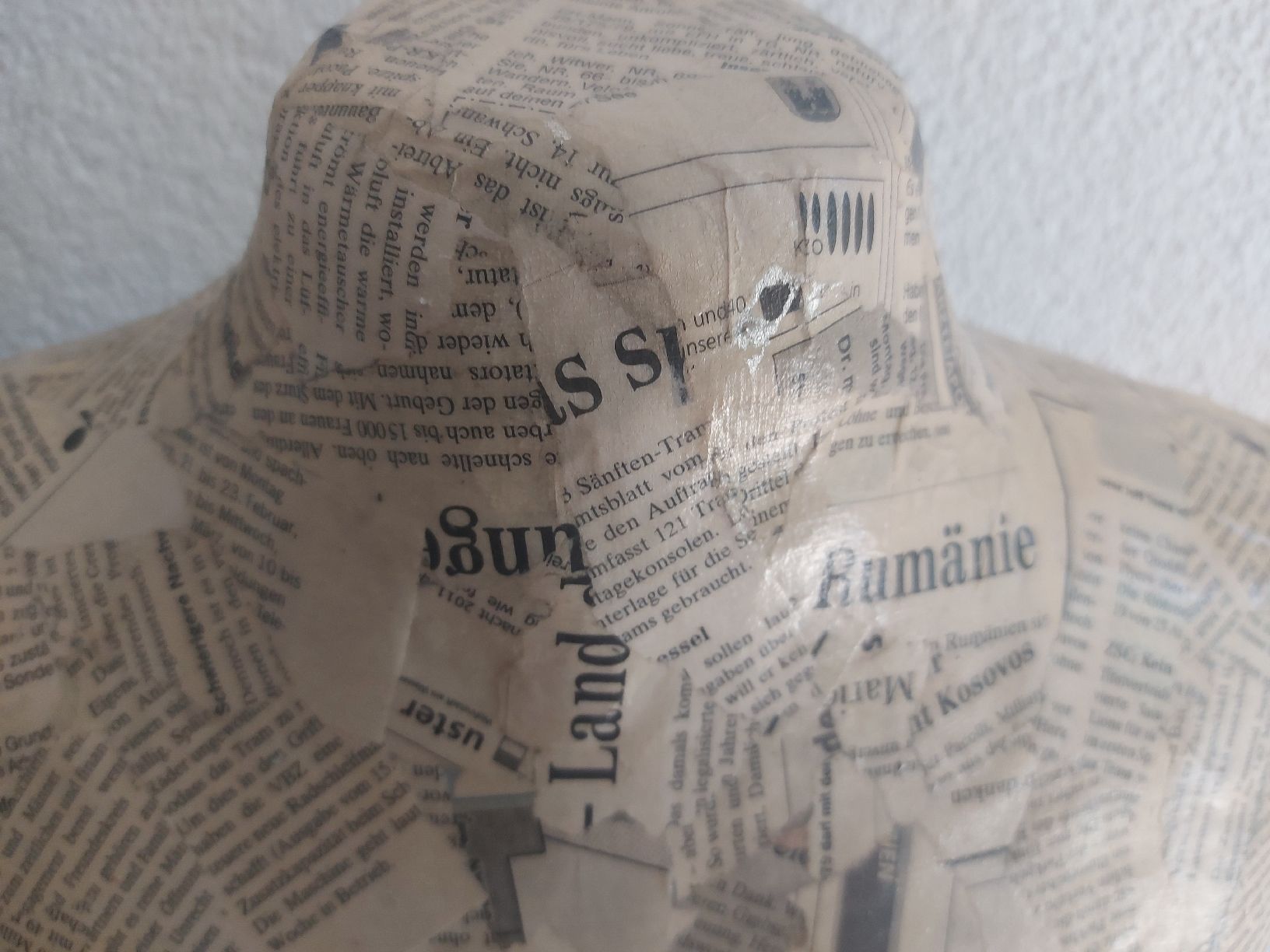 Sculture & Statue: Schmuckständer Torso mit Zeitungspapier beklebt – Usato da Ostermundigen venduto da son_vd9k 3