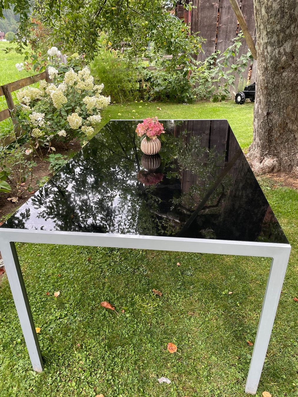 Beliani Tables: Gartentisch mit Glasplatte – D'occasion à Fideris par CGujan
