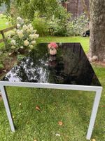 Gartentisch mit Glasplatte