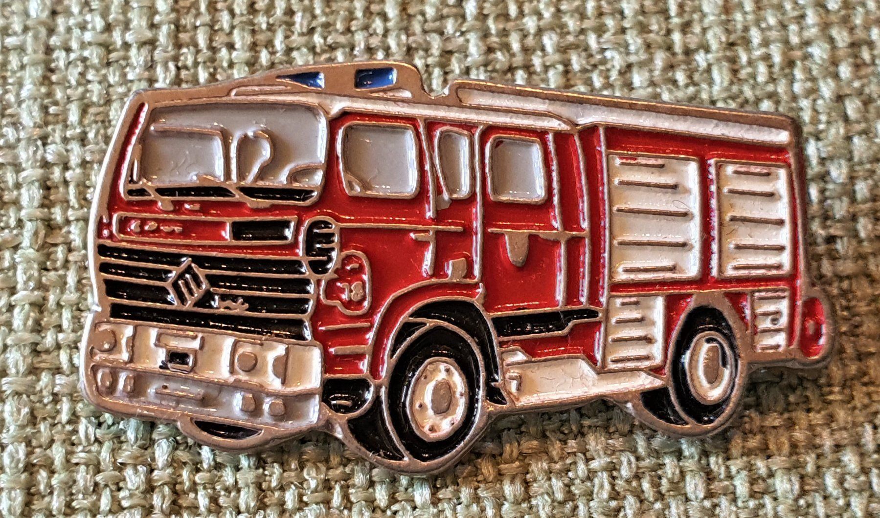 Placchette & Badge: H080 Pin Feuerwehr Auto - Feuerwehrauto – Usato da Reinach BL venduto da Boston-Verkauf