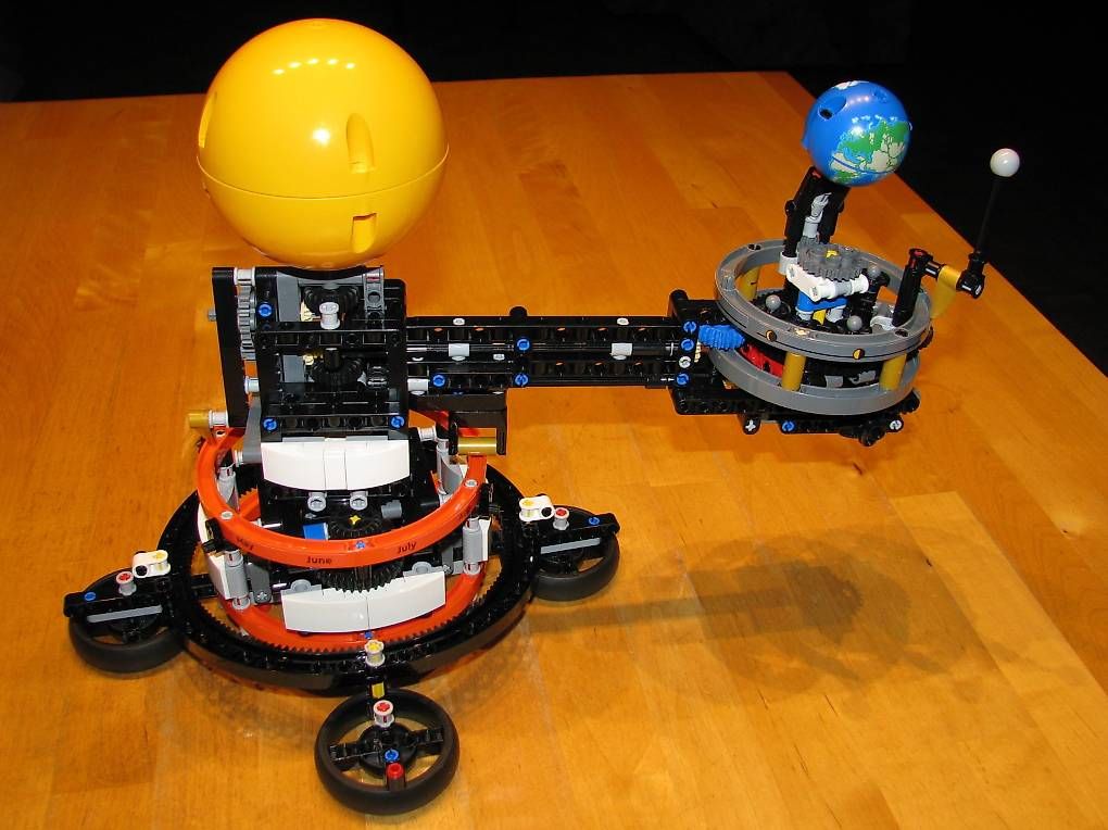 Lego Giocattoli: Lego Technik 42179 Planet Earth and Moon in Orbit – Usato da Wangen b. Olten venduto da Binggeli4