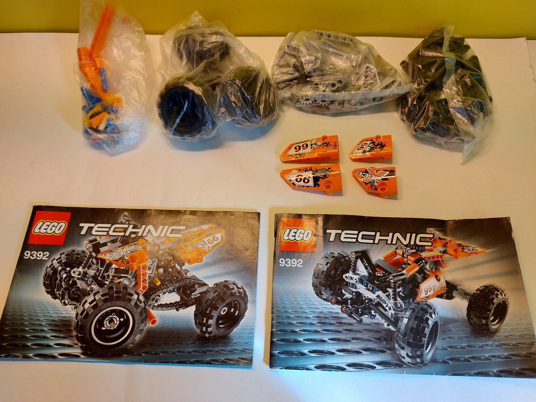 Lego Kit di costruzioni: Lego Technic 9392 Quad - Komplett inkl. beiden BA – Usato da St.Gallen venduto da TinasBauundSpiel 1