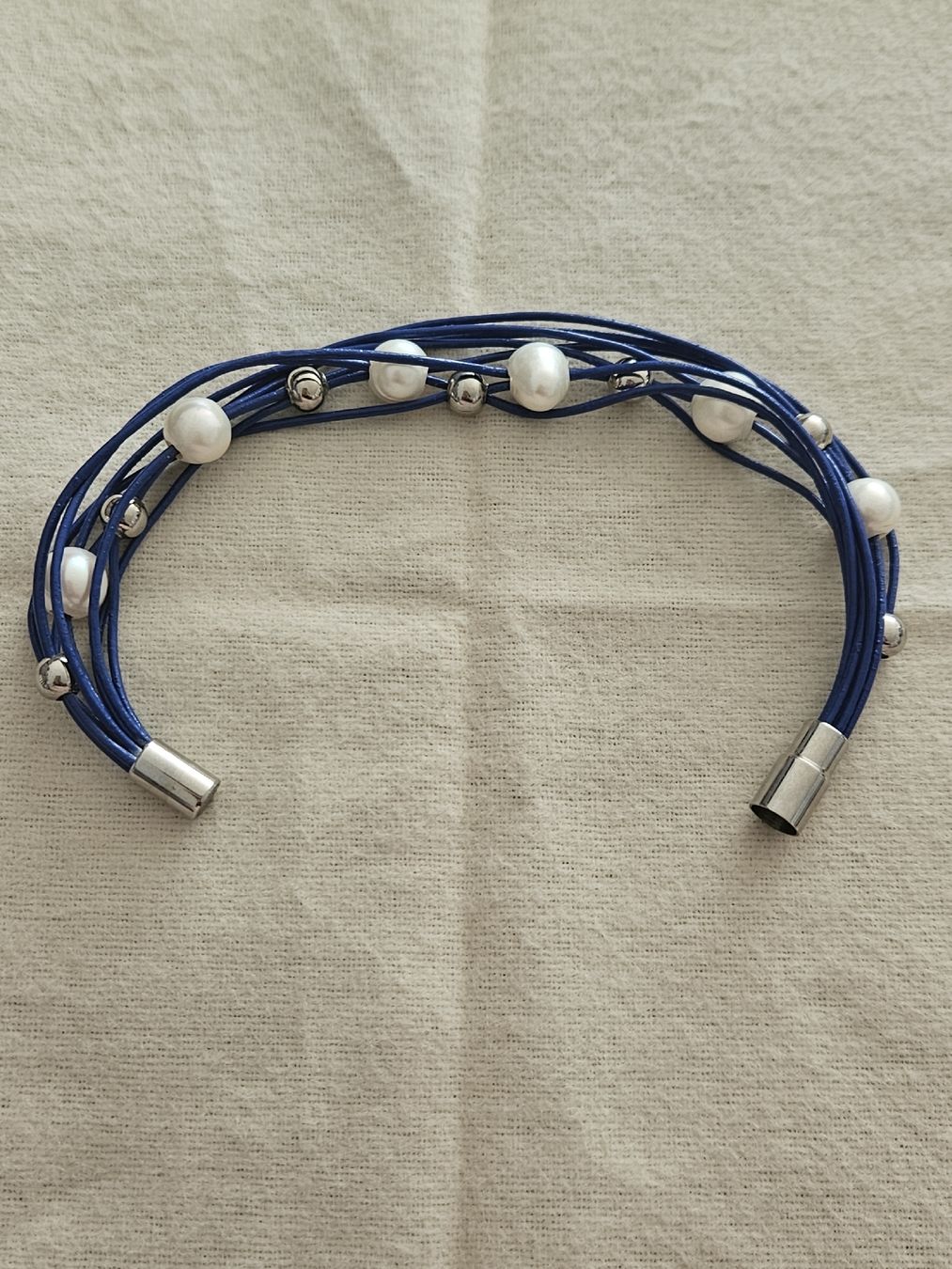 Bracelets: Armband blau Lederoptik mit Perlen – D'occasion à Bern par Sabulise 1
