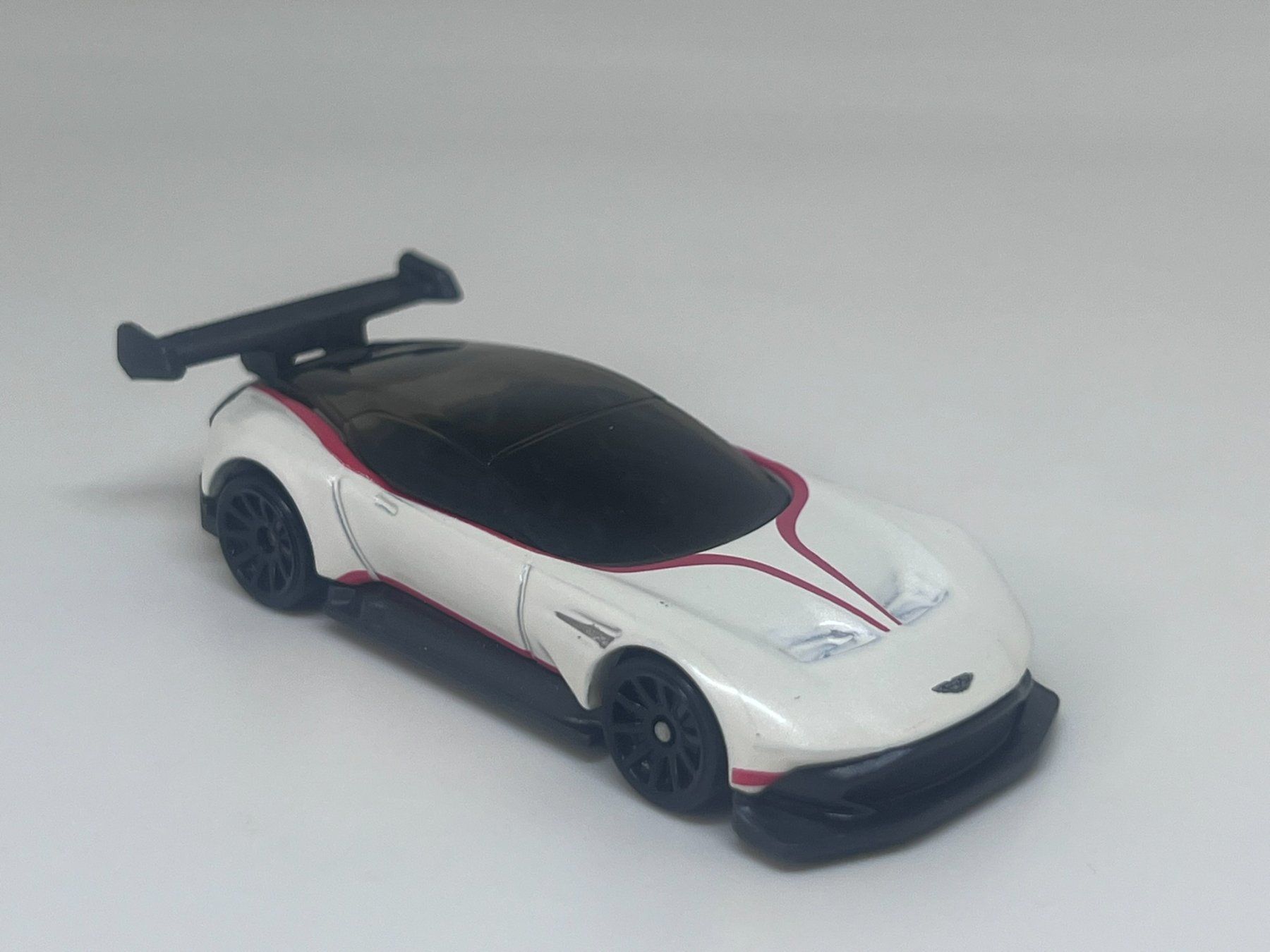 Hot Wheels Modellini d'auto: Hot Wheels Aston Martin Vulcan #67 – Usato da Wildegg venduto da LaaBoutique