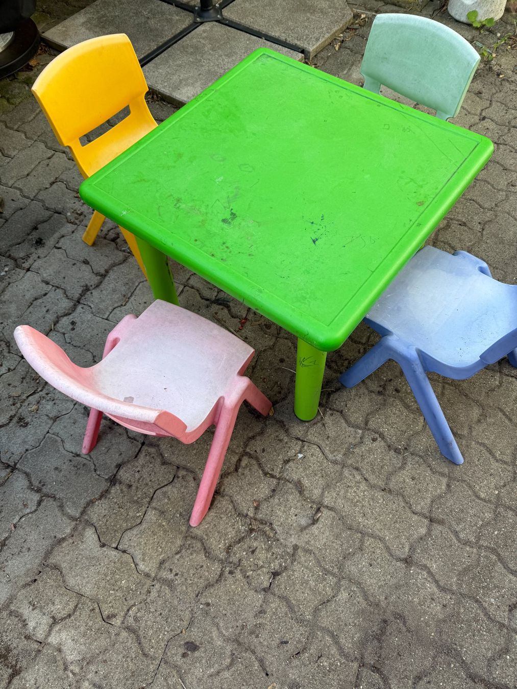 Set di tavolo e panche: Stabiler Kindertisch mit 4 robusten Kinderstühlen – Usato da Winterthur venduto da blitz111 2