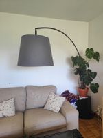 Stehlampe Bogenlampe grau und schwarz aus Metall und Stoff