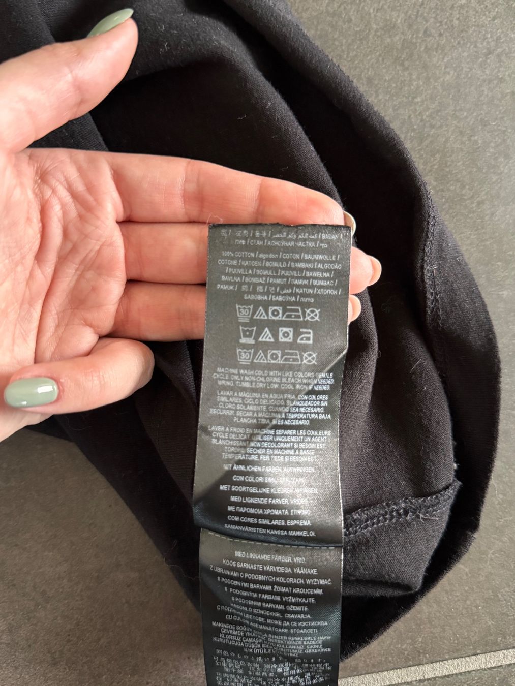 Guess T-shirt: Basic Shirt Schwarz Guess Gr. S – Usato da Rothrist venduto da Fondgruebe 7