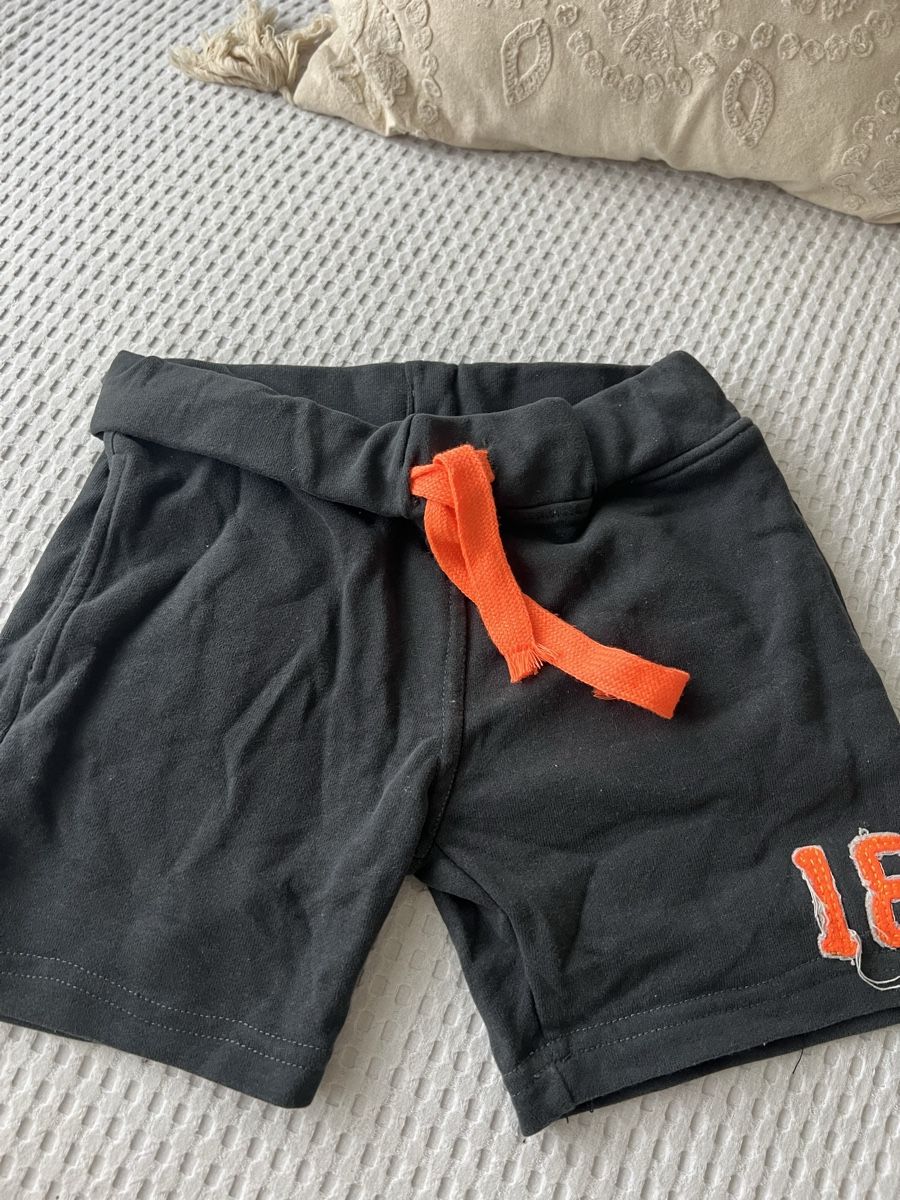 Pantaloni: SWEATPANTS SHORTS 98/104 – Usato da Basel venduto da theo-g77