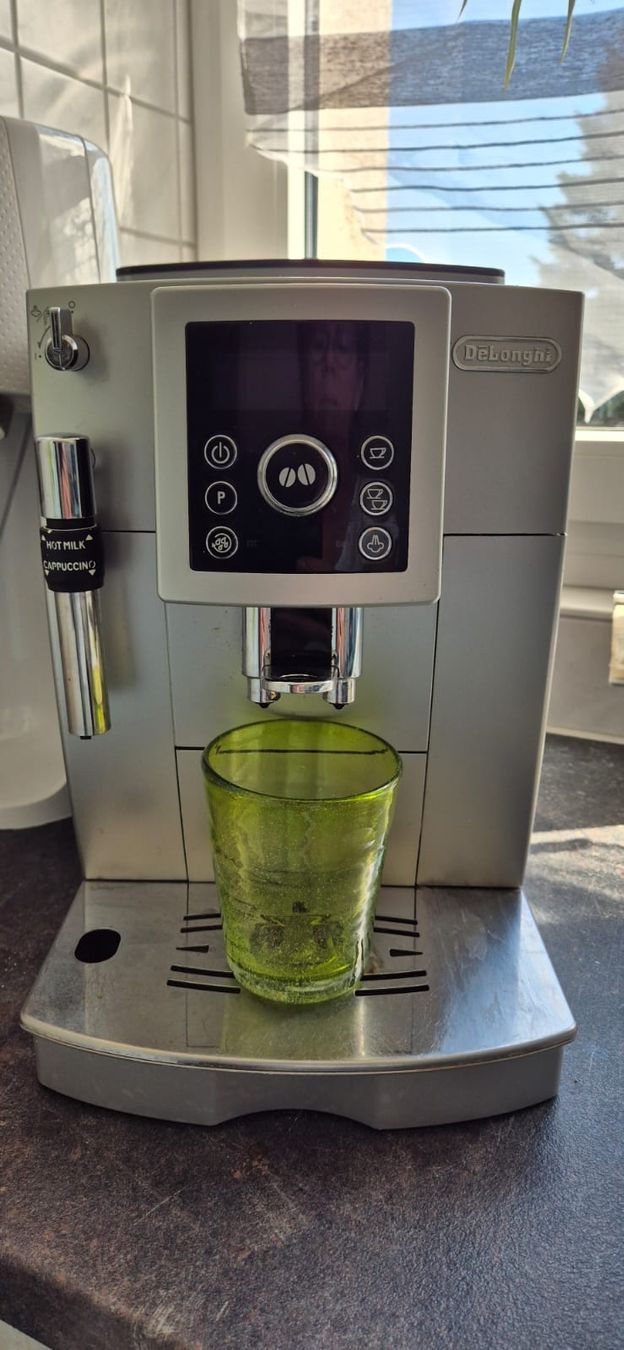 Macchine per caffè & Macchine per espresso: DeLonghi Kaffeevollautomat Silber – Usato da Neukirch-Egnach venduto da rem_5nhk