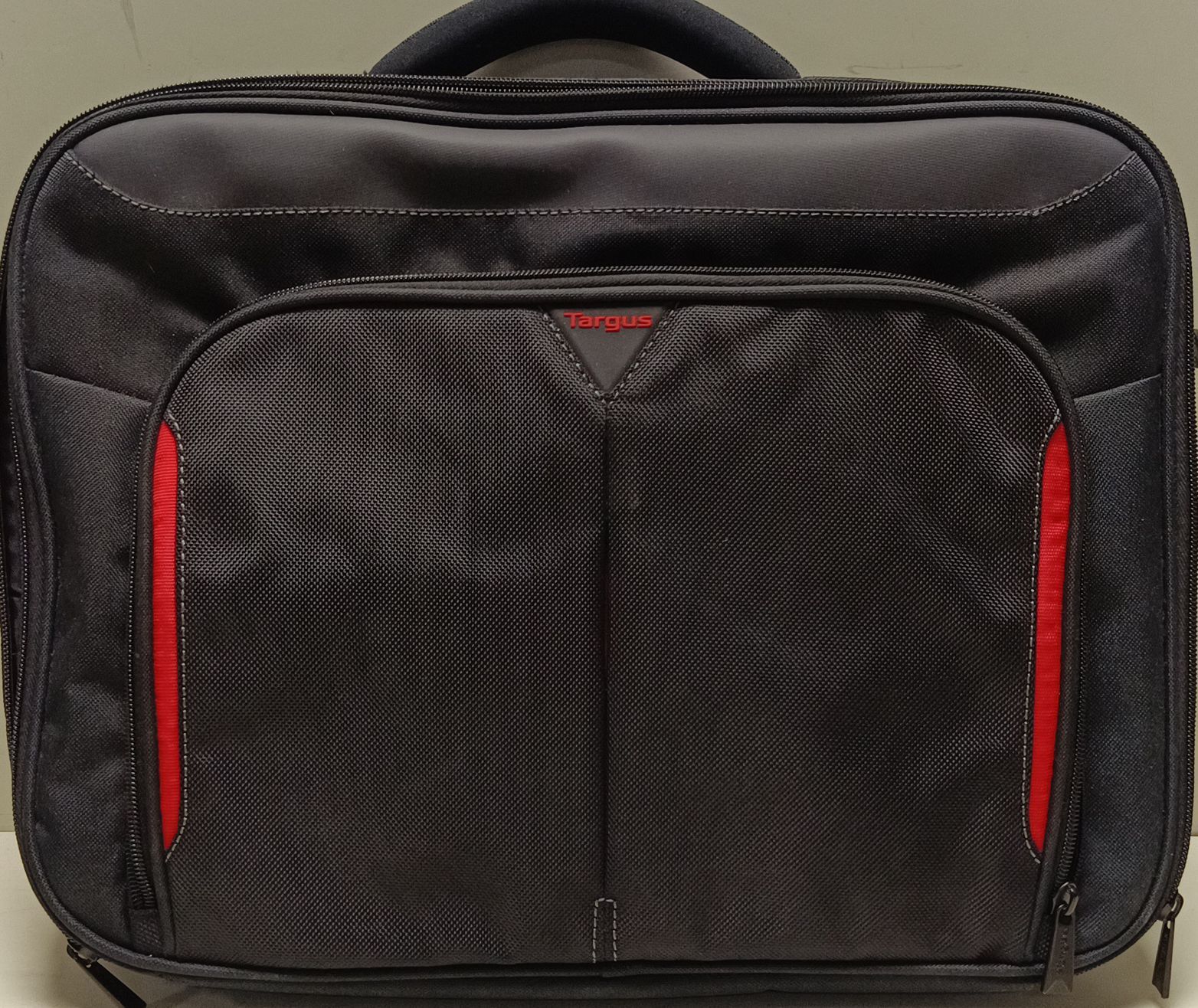 Targus Borse: Targus Laptoptasche Schwarz Rot(em76) – Usato da Künten venduto da Schnaepplihuus