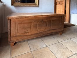 Truhe Holz antik mit Schloss, L. 130cm, H. 57cm, B. 60cm