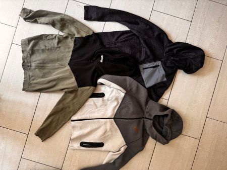 6 Kapuzenpullover mit Reisverschluss Grösse 158/164