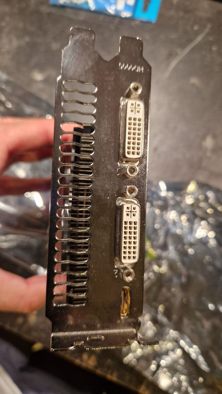 Gigabyte Schede grafiche: PC Grafikkarte Gigabyte GV-N560OC-1GI – Usato da Küttigen venduto da dom_dom123_2008 1