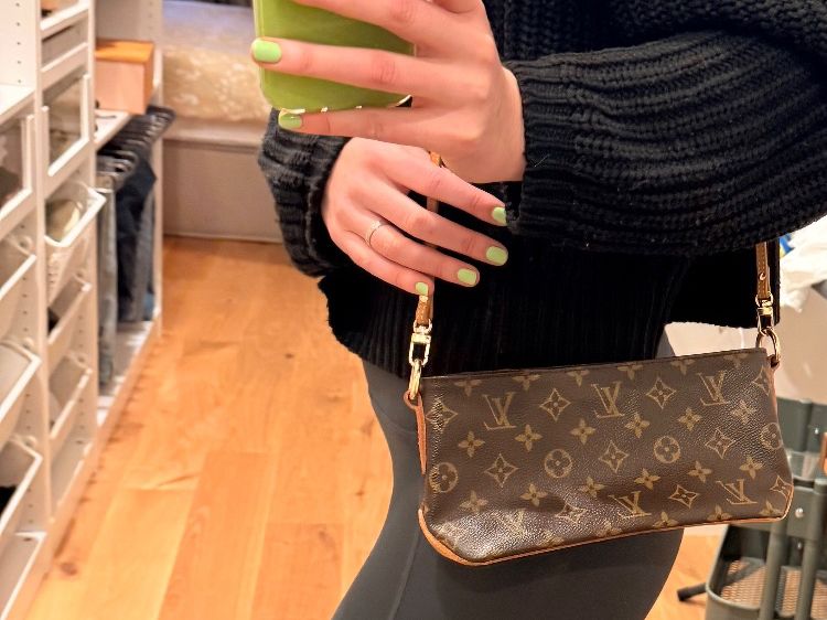 Louis Vuitton Borse: Louis Vuitton Umhängetasche Monogramm Canvas – Difettoso da Dotzigen venduto da White_Warrior 8