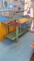 Werkank mit Holzplatte