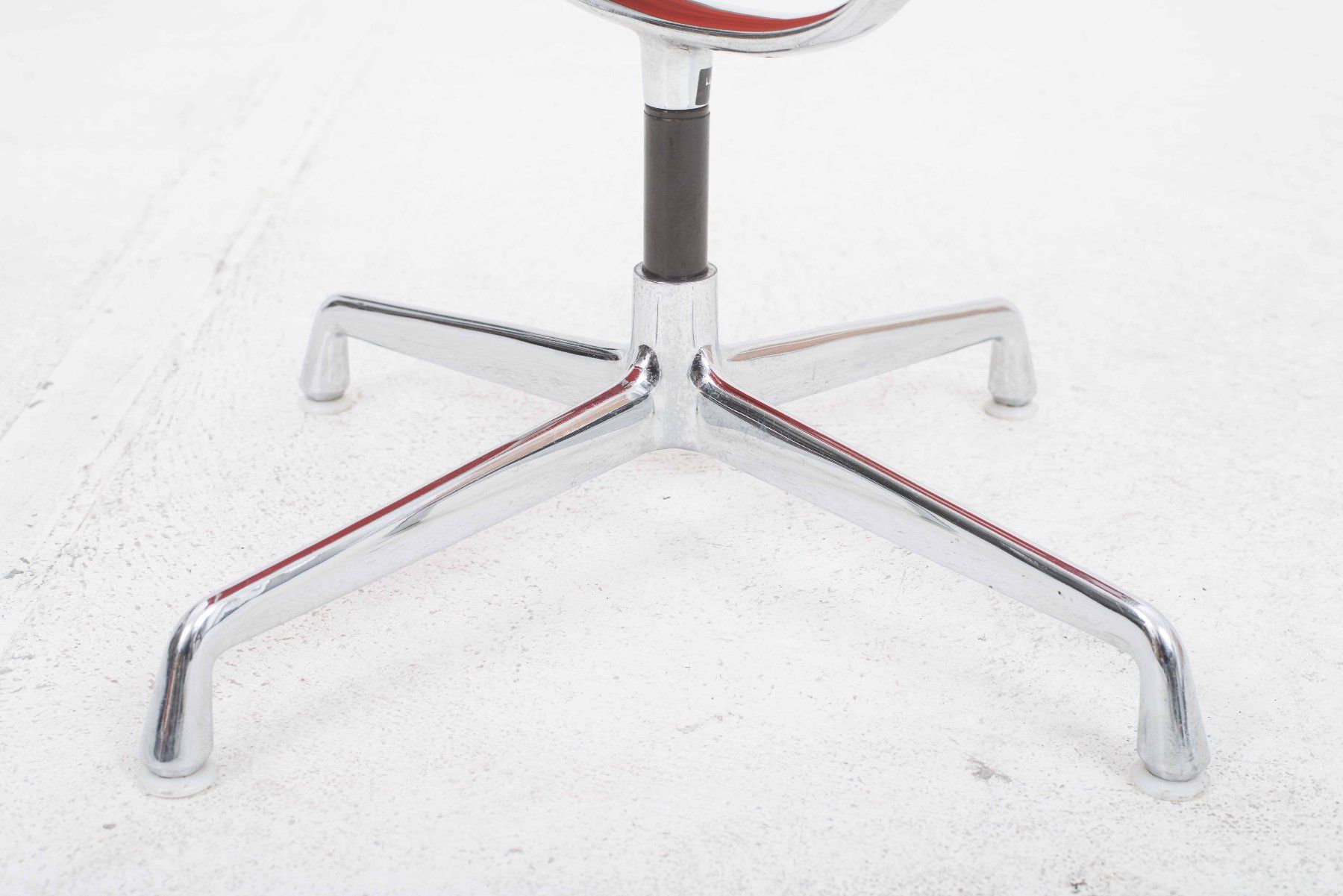 Vitra Sedie: Vitra EA 108 Bürostuhl von Eames in rotem Hopsak – Usato da Zürich venduto da STUZH38 7