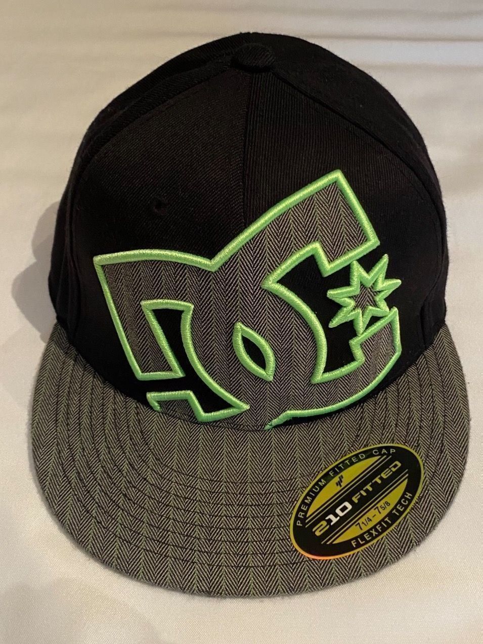 Giacche & Cappotti: DC PREMIUM FITTED CAP Original – Nuovo (secondo la descrizione) da Flumenthal venduto da Tboni