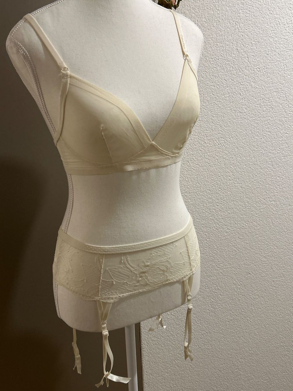 Calvin Klein Altra biancheria intima: Calvin Klein Dessous Set Creme Gr. 75 B / M – Usato da Brunnen venduto da Nala2929