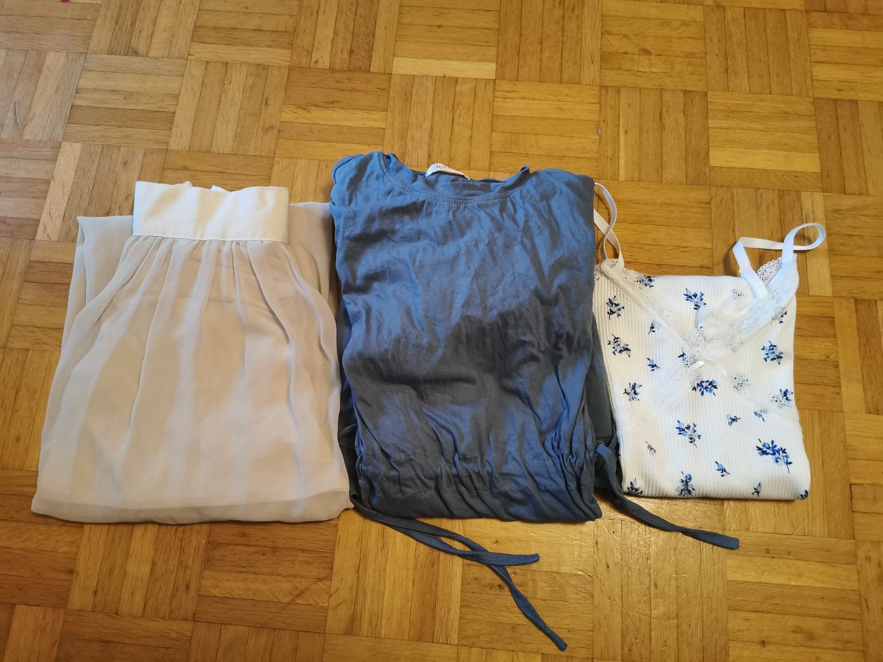 Lotti di vestiti: 2 Kleider und ein Rock Gr. S – Usato da Basel venduto da grandfamily