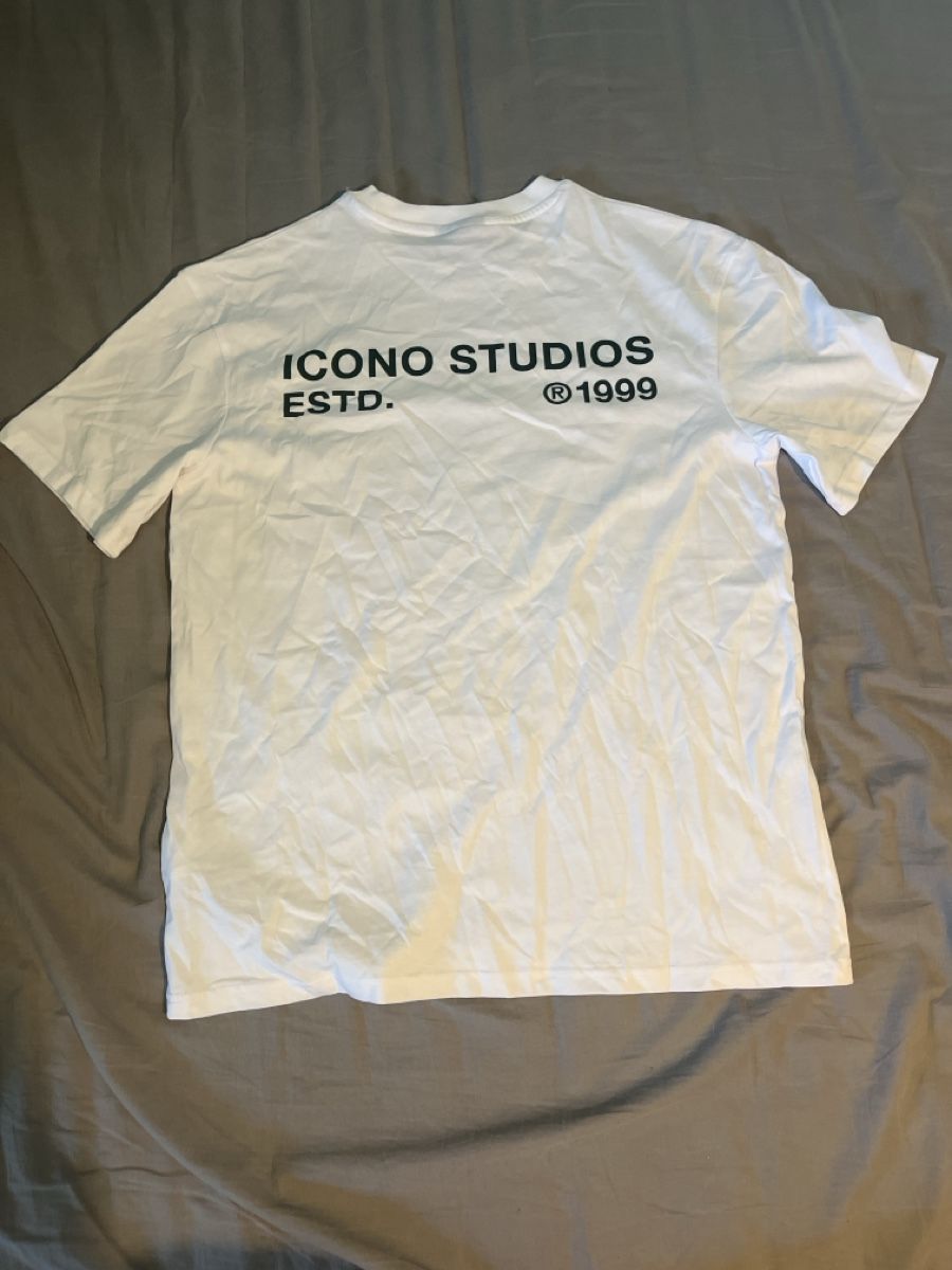 T-shirt: Icono Studios T-Shirt – Nuovo (secondo la descrizione) da Frauenfeld venduto da joh_lp6l 2