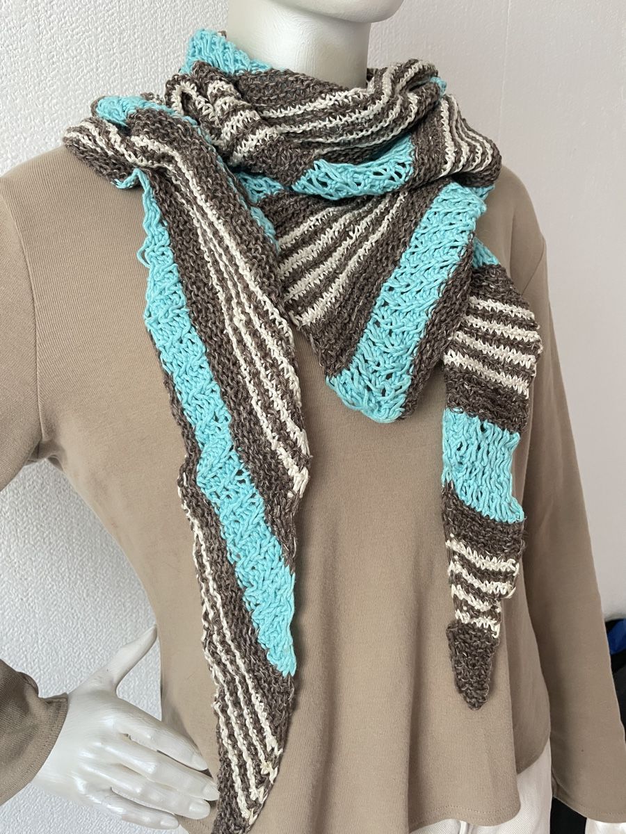 Foulard & Sciarpe: Grosses Dreieckruch, Statementtuch handgestrickt – Nuovo e nell'imballaggio originale da Fislisbach venduto da handglismet 2